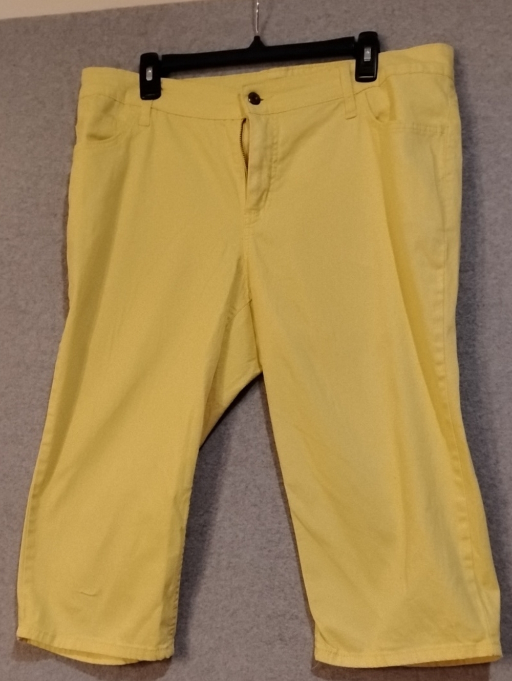 Faded Glory Lemon Yellow Capri's